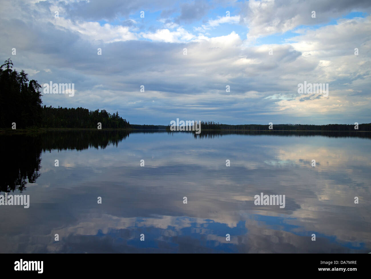 Lago blu calmo Foto Stock