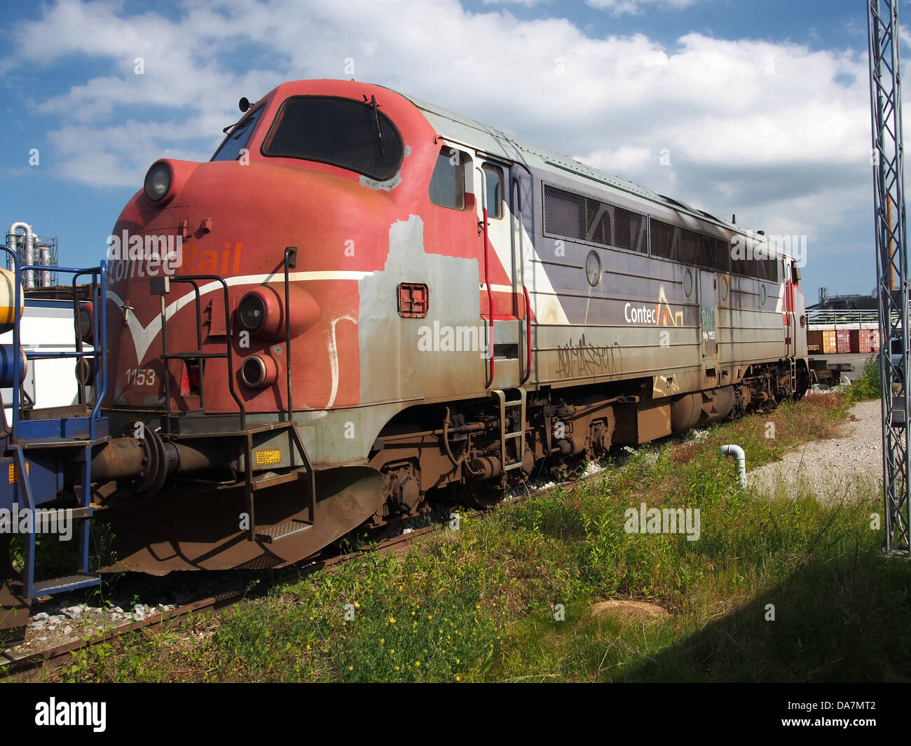 Questa immagine mostra ContecRail 1153 31, un moderno veicolo ferroviario. La fotografia cattura il design elegante e le capacità operative del treno, sottolineandone il ruolo nel trasporto ferroviario contemporaneo. Foto Stock
