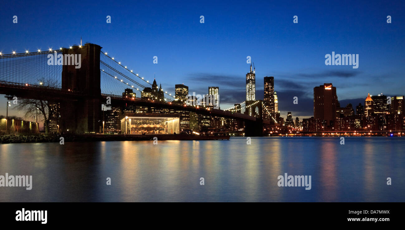 Il Ponte di Brooklyn e il centro cittadino di skyline di Manhattan al crepuscolo Foto Stock