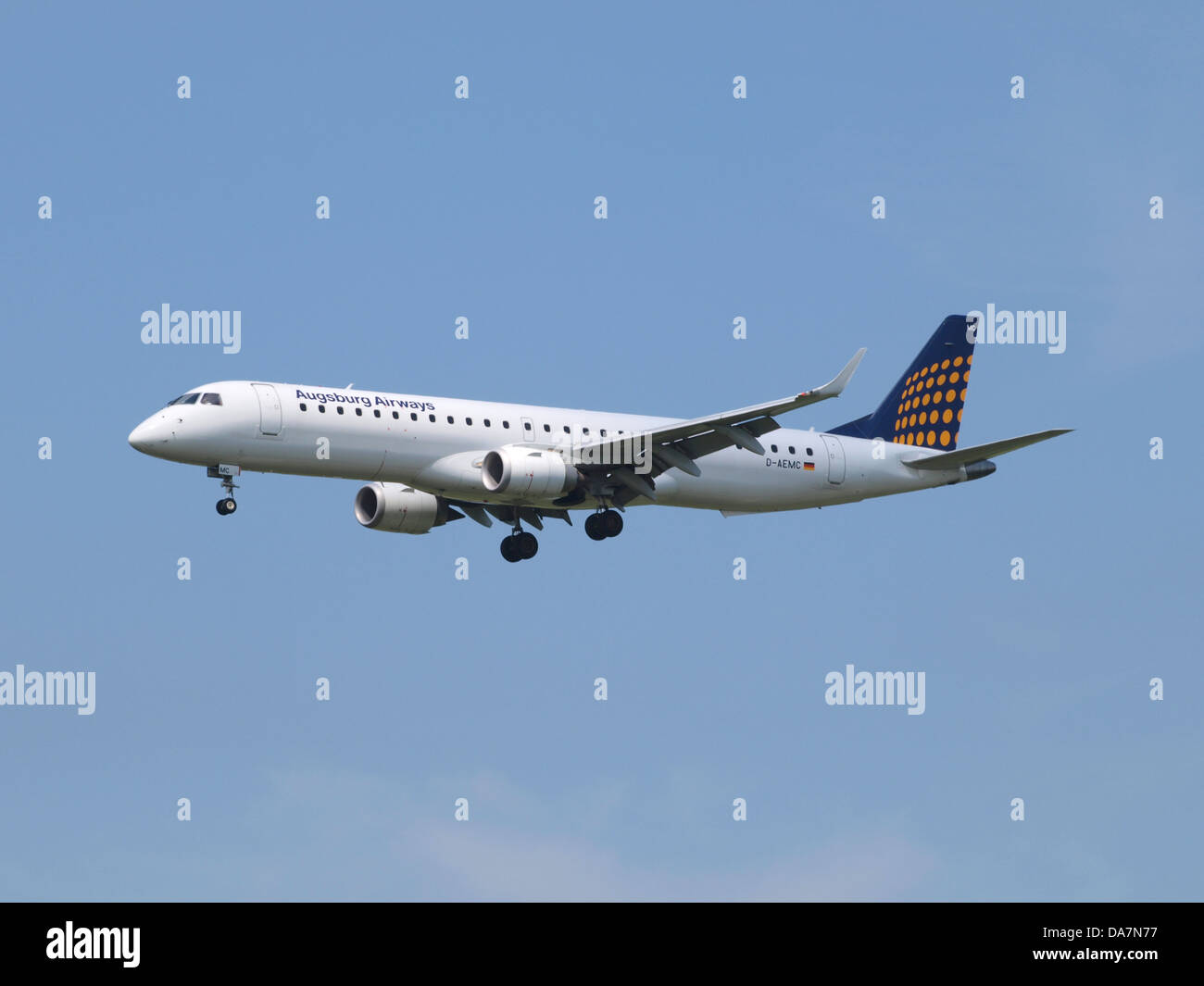 D-AEMC è un aereo operato dalla Augsburg Airways, visto atterrare all'aeroporto Schiphol di Amsterdam, Paesi Bassi. Augsburg Airways fornisce voli regionali e nazionali, offrendo ai passeggeri un servizio affidabile in tutta Europa. Foto Stock