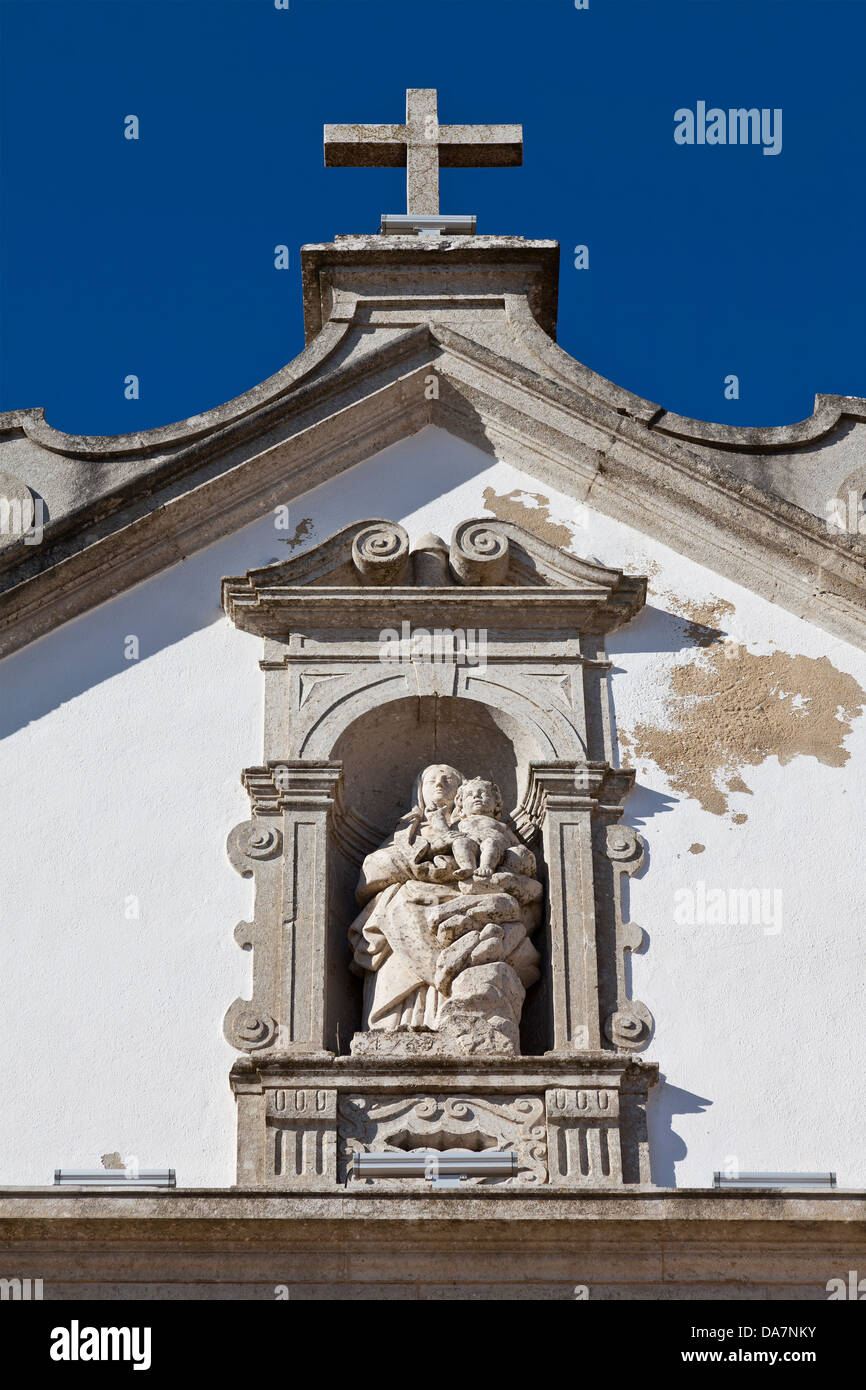 Il barocco Vergine Maria statua nel frontone della chiesa di Nossa Senhora do Cabo Espichel santuario.Sesimbra, Portogallo Foto Stock