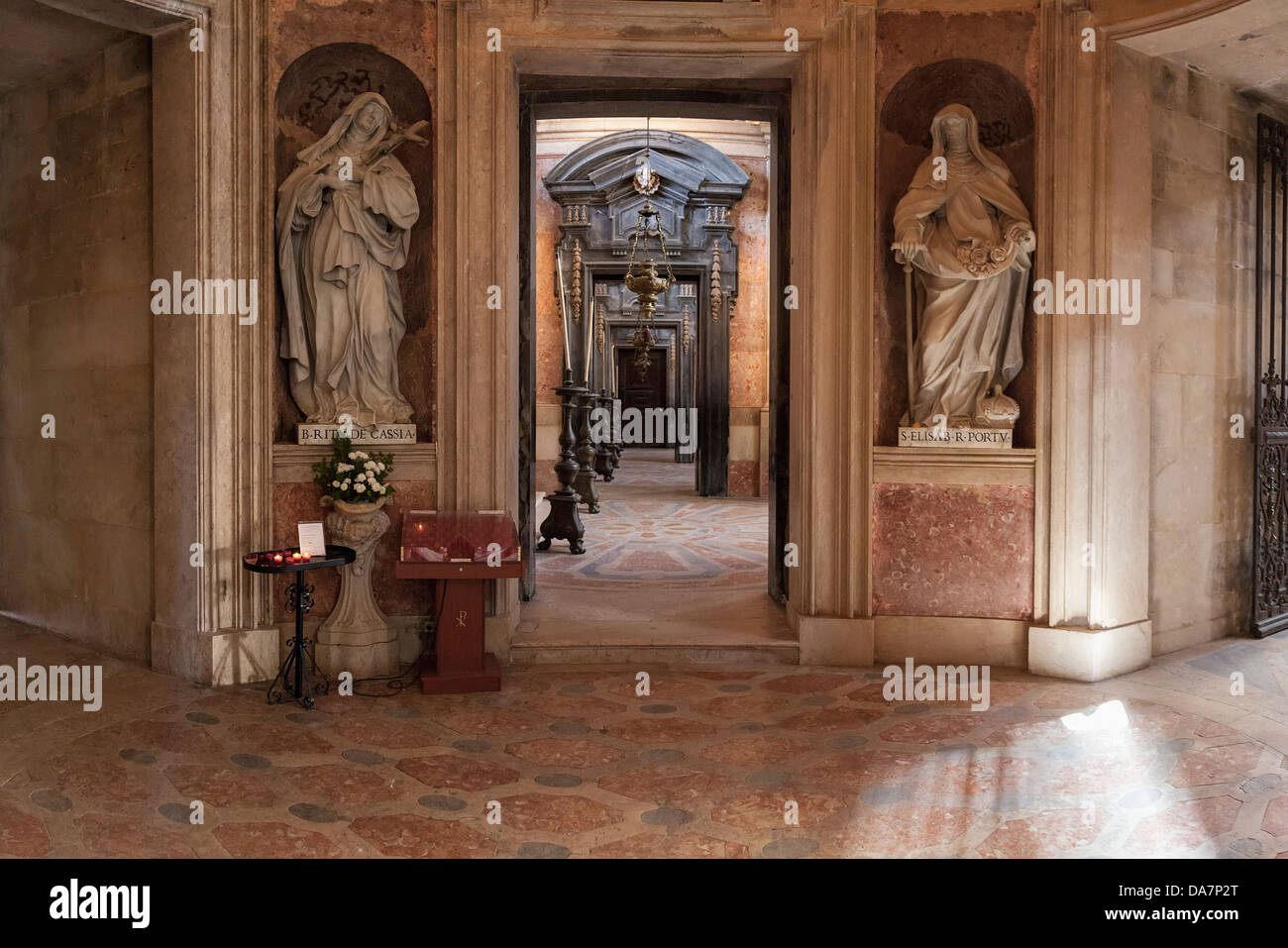 Santa Rita da Cascia e Santa Elisabetta di Portogallo. Italiano statue barocche nella Basilica della Mafra National Palace, Portogallo. Foto Stock