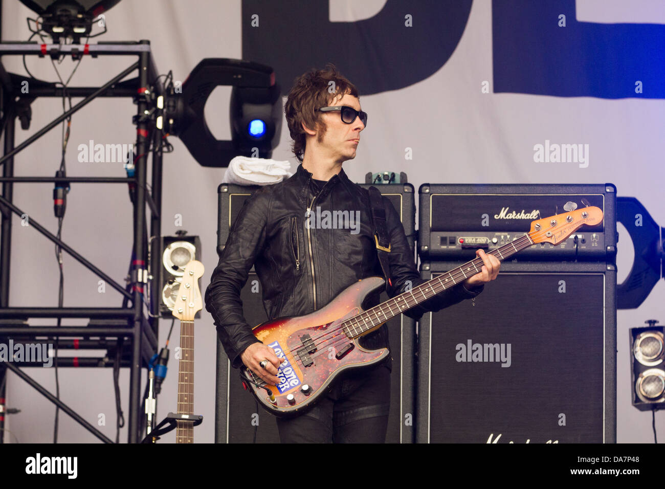 Liam Gallagher's band Beady Eye eseguendo sull'altro stadio presso il festival di Glastonbury 2013 Foto Stock