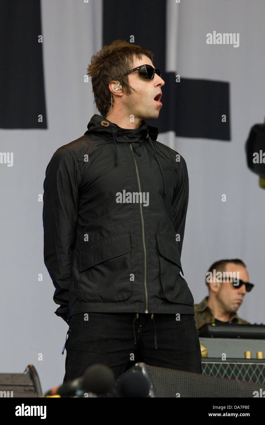 Liam Gallagher's band Beady Eye eseguendo sull'altro stadio presso il festival di Glastonbury 2013 Foto Stock