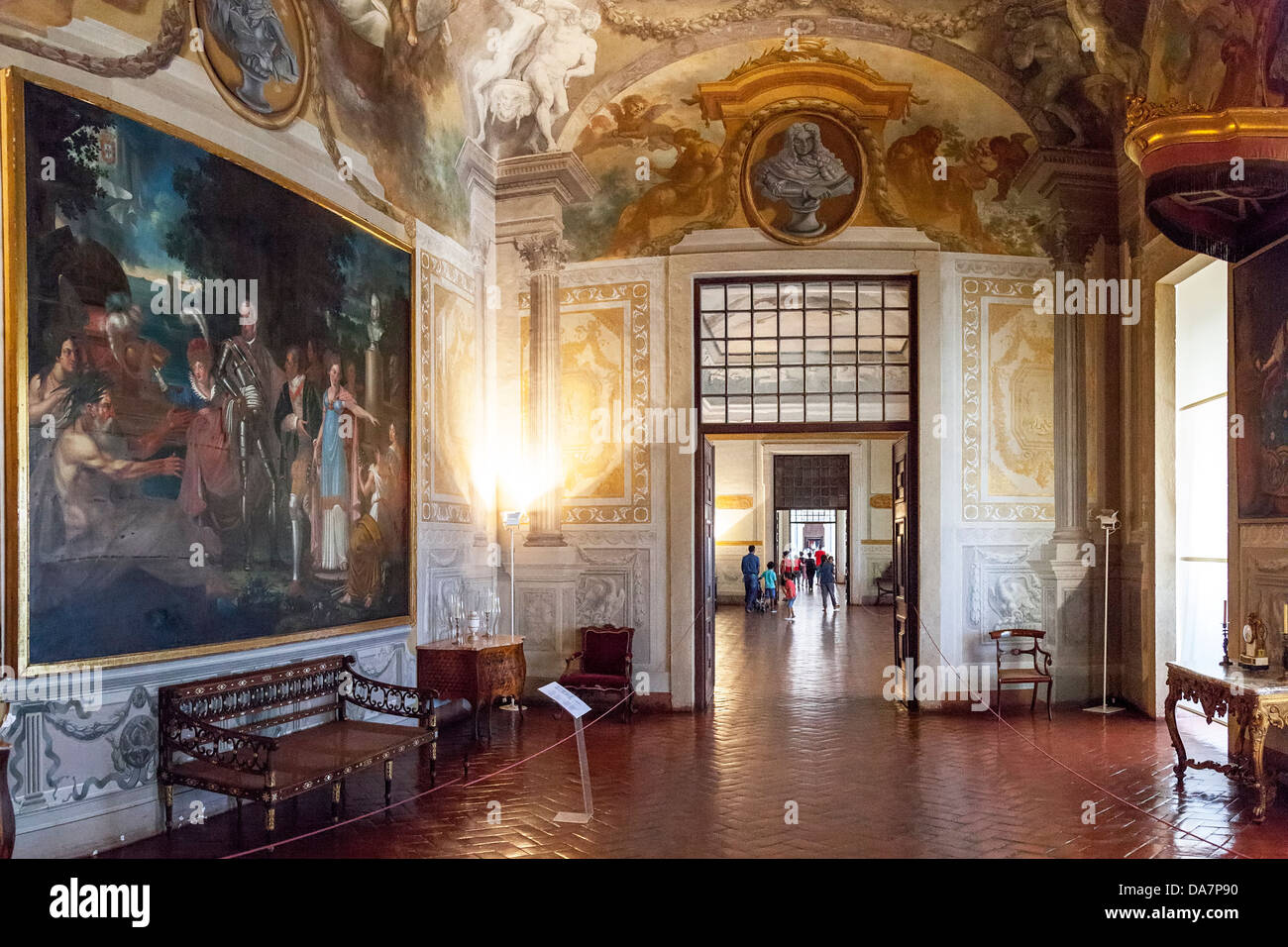 Destini camera. Mafra National Palace, del convento e della Basilica in Portogallo. I religiosi francescani ordine. Architettura Barocca. Foto Stock