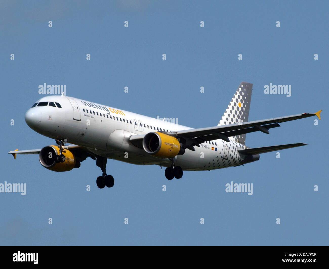 EC-HHA è un Airbus A320-214 operato da Vueling Airlines, visto atterrare o decollare dall'aeroporto Schiphol di Amsterdam. Questo aereo fa parte della flotta di Vueling degli aerei della serie Airbus A320 utilizzati per voli regionali e internazionali. Foto Stock