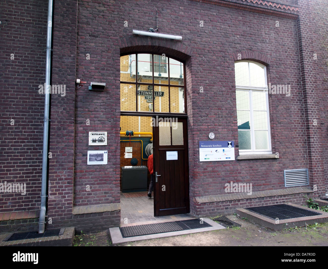L'ingresso di Ketelhuis è catturato in questa fotografia storica, che mostra il design architettonico dell'edificio. L'immagine riflette l'era industriale dei primi anni del XX secolo, evidenziando l'uso di mattoni e acciaio nella costruzione. Foto Stock