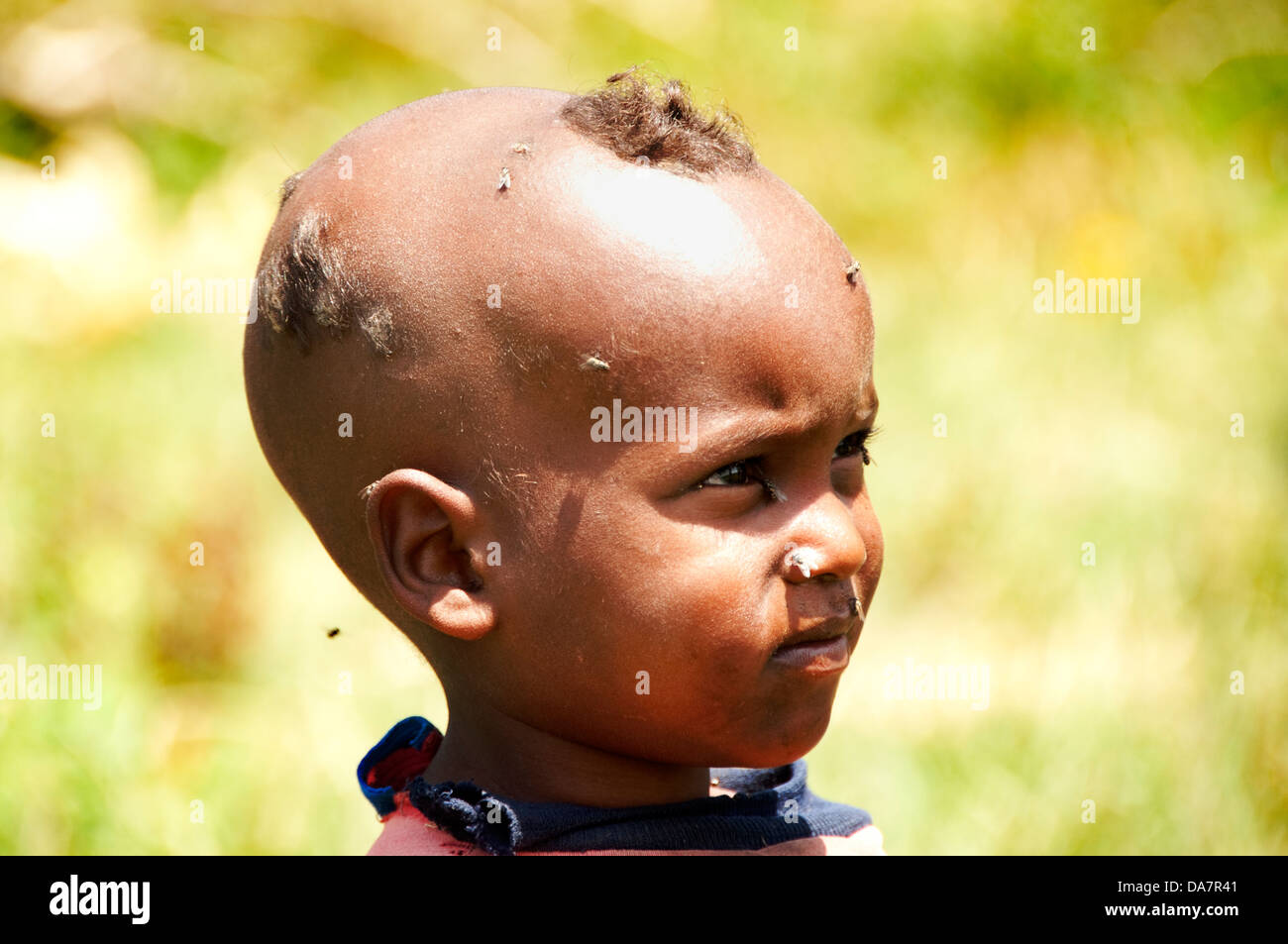 Un Gurage giovane ragazzo circondato da mosche, Etiopia Foto Stock