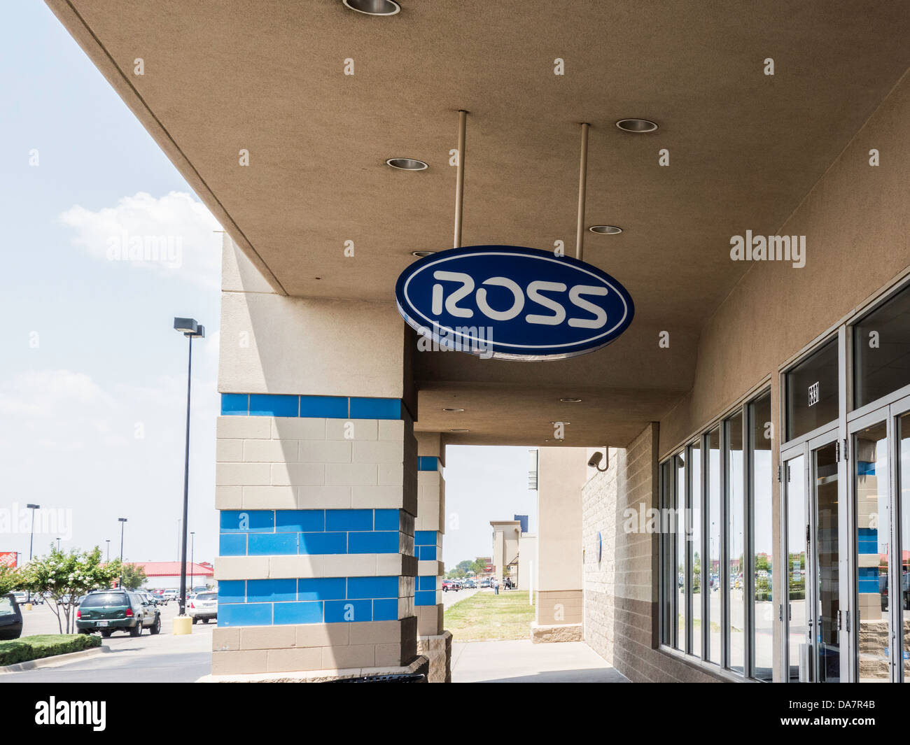 Vista esterna di un abito di Ross per il segno meno e la facciata, un department store di abbigliamento protettivo. Oklahoma City, Oklahoma, Stati Uniti d'America. Foto Stock