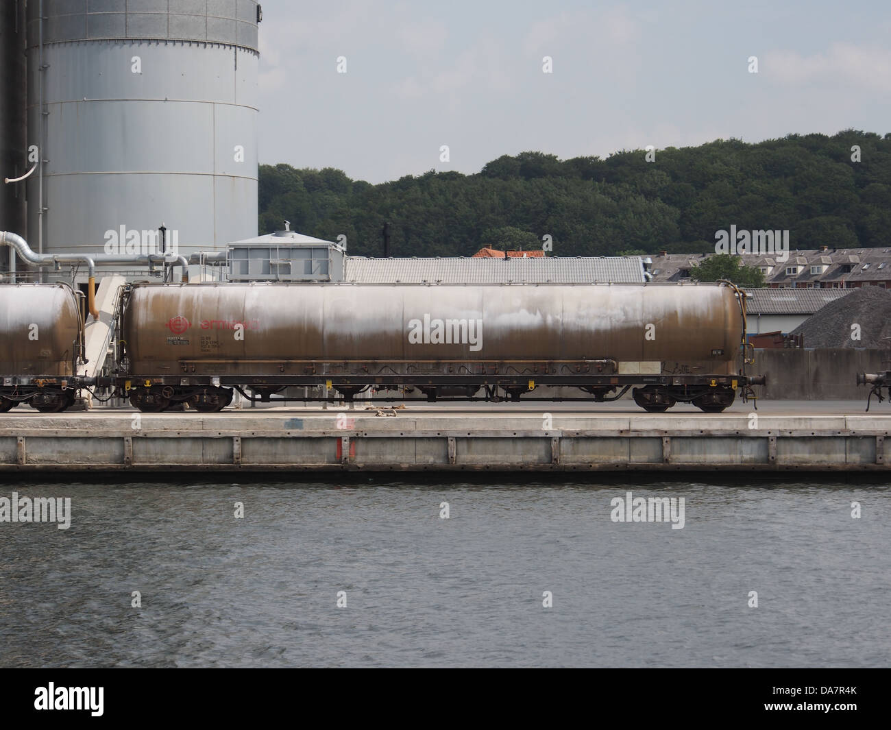 Il carro Ermewa 33 RIV, numero 932 6 159-6, si trova di stanza a Vejle. Questa vettura merci, che fa parte di una flotta più grande, viene utilizzata per il trasporto di merci in tutta Europa, mostrando le capacità logistiche dei moderni sistemi ferroviari. Foto Stock