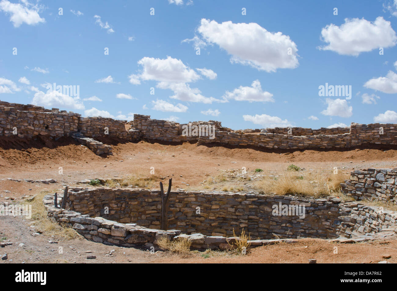 Il San Buenaventura la missione e il suo stand kivas sulla sommità di un poggio in Gran Quivira rovine nel centro del New Mexico. Foto Stock