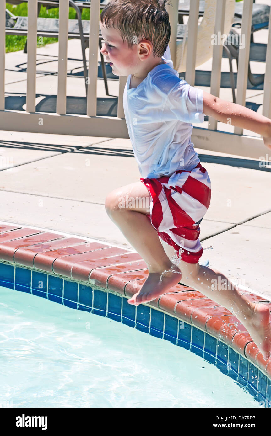 Little Boy giocando in una piscina Foto Stock