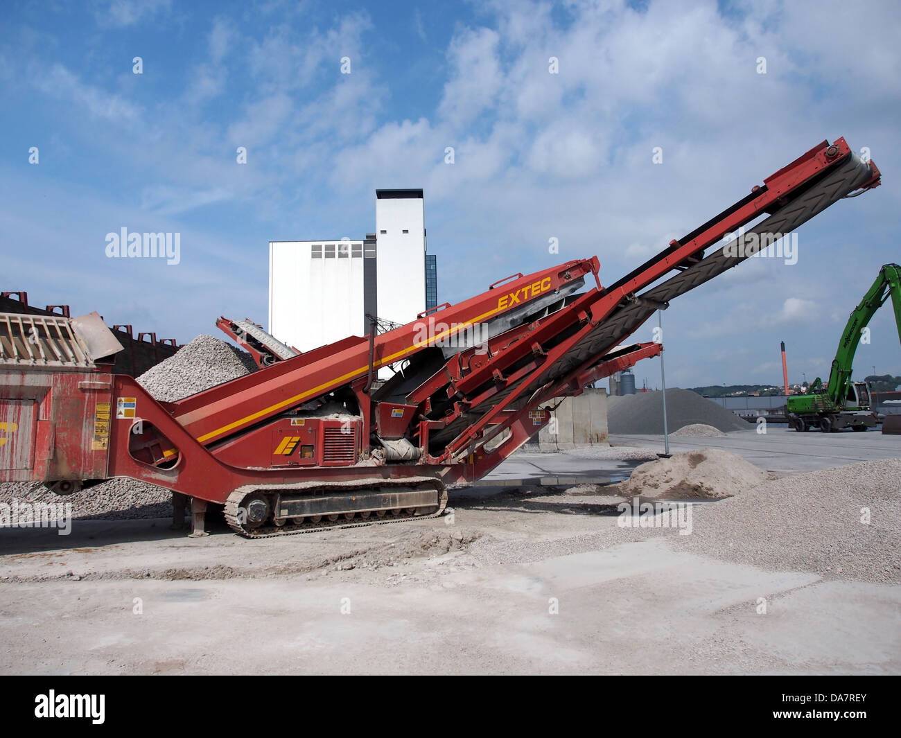 L'immagine mostra un impianto di screening mobile Extec S-5 che opera a Vejle Harbor. I macchinari pesanti vengono utilizzati attivamente nelle operazioni di costruzione o cava, nella lavorazione di materiali per un ulteriore utilizzo in vari settori. Foto Stock