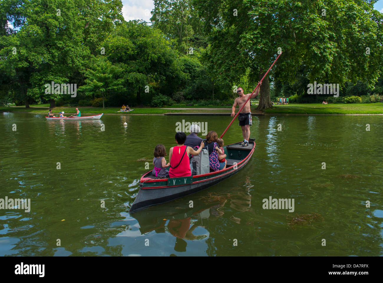 Parigi, Francia, francesi, famiglia, gite in barca nel parco pubblico, stagno, Bois de Vincennes, giorno d'estate, vita del parco parigi diurna Foto Stock