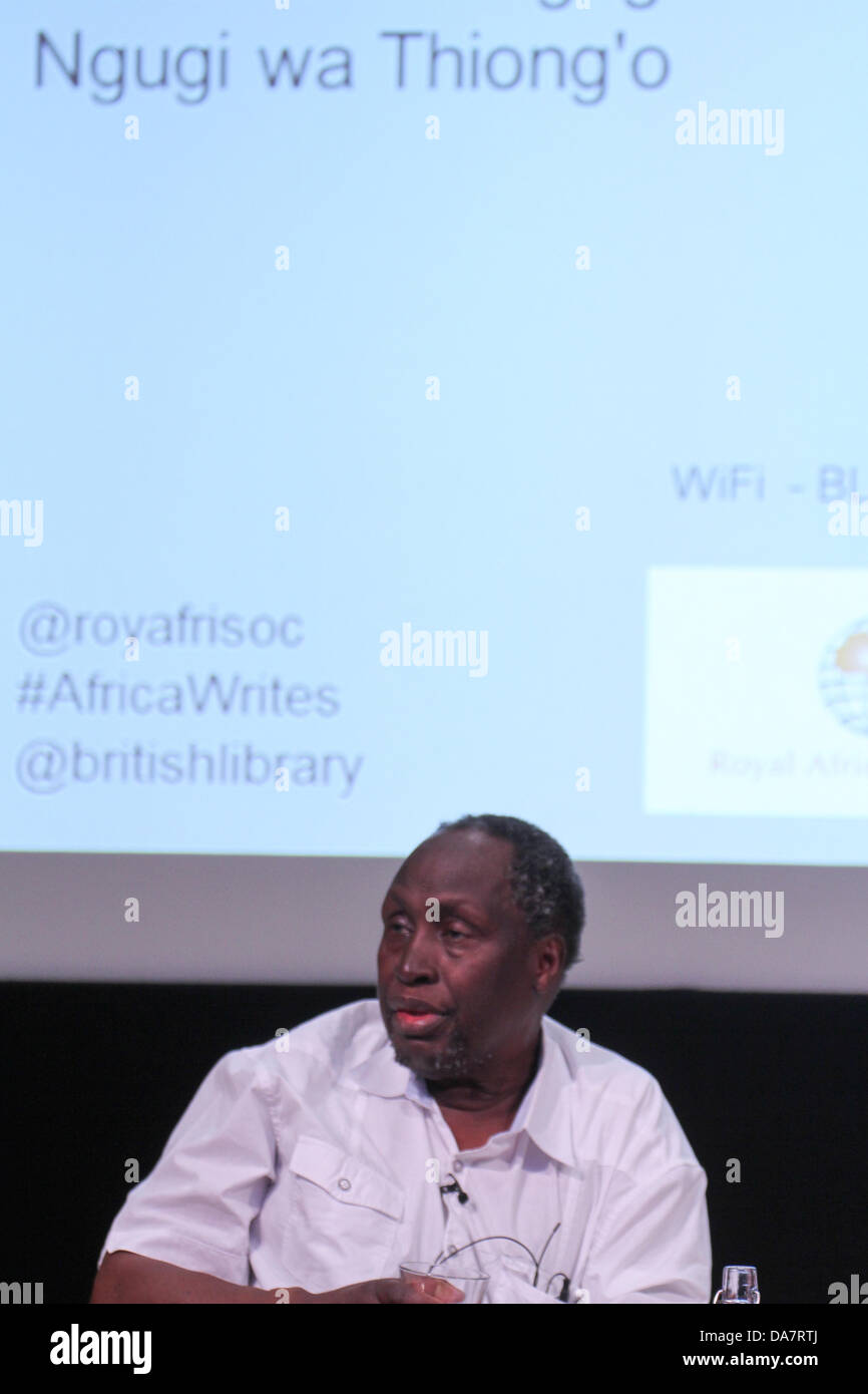 Londra, Regno Unito. 06 Luglio, 2013. Acclamato autore keniano Ngugi wa Thiong"o presso l'due scrittori, due generazioni con Ngugi wa Thiong'o e Mukoma Wa Ngugi' che ha avuto luogo presso il centro conferenze, British Library. Credito: David mbiyu/Alamy Live News Foto Stock