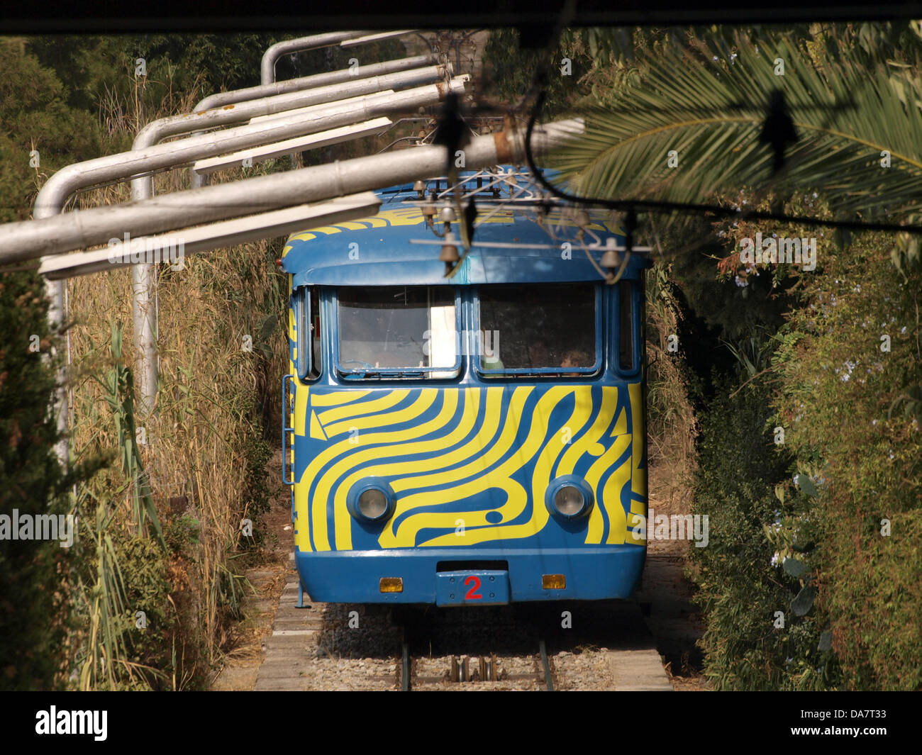 Una funicolare che opera a Barcellona, Spagna, fornisce il trasporto su ripide pendenze per residenti e turisti, con vedute panoramiche della città. Foto Stock