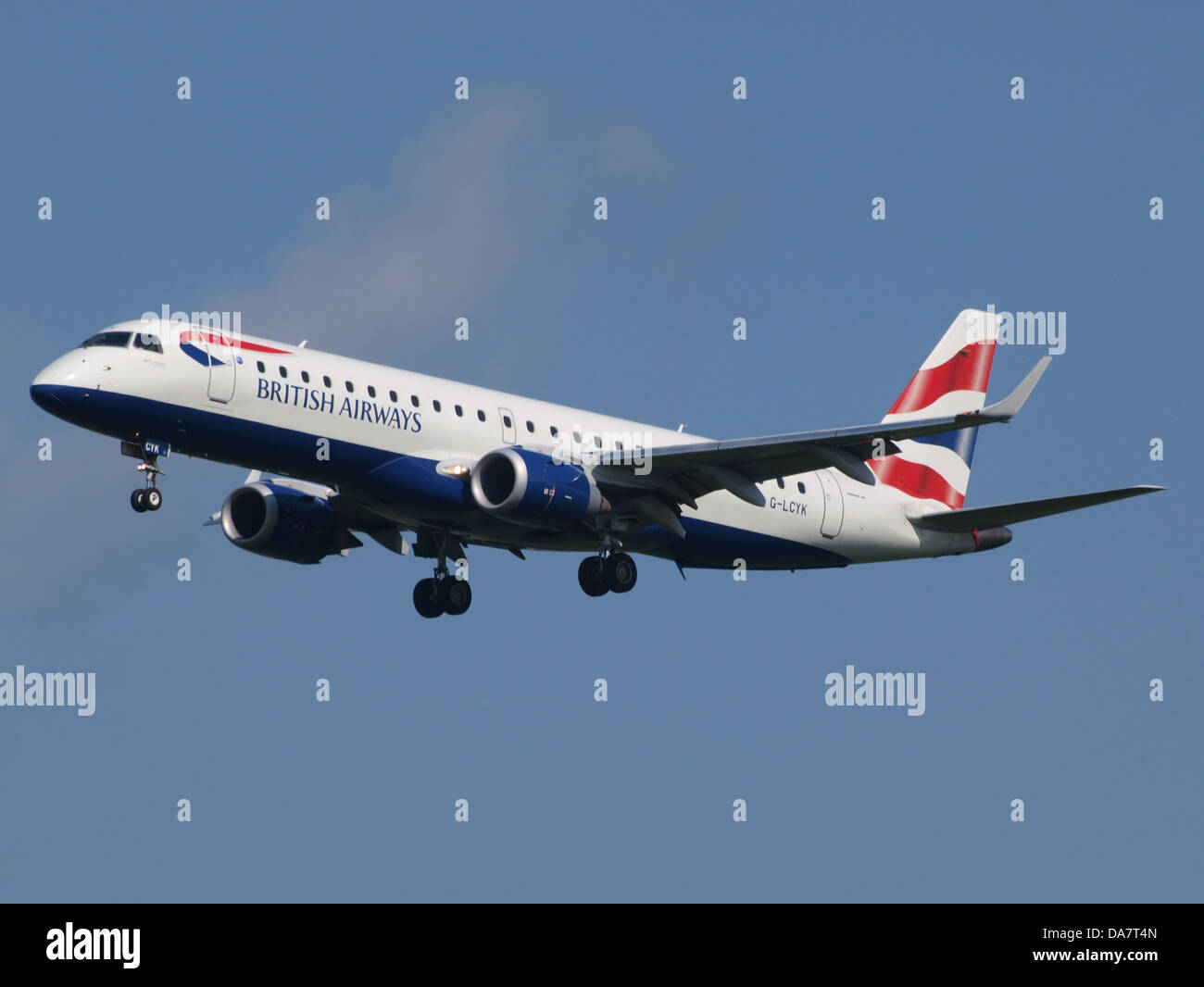 G-LCYK è un Embraer 190 della British Airways, un jet regionale, visto qui all'aeroporto Schiphol di Amsterdam. Questo aereo è utilizzato per voli a corto raggio, offrendo un servizio efficiente tra le città europee. L'Embraer 190 è noto per il suo consumo di carburante e la comodità dei sedili, il che lo rende ideale sia per le compagnie aeree che per i passeggeri. Foto Stock