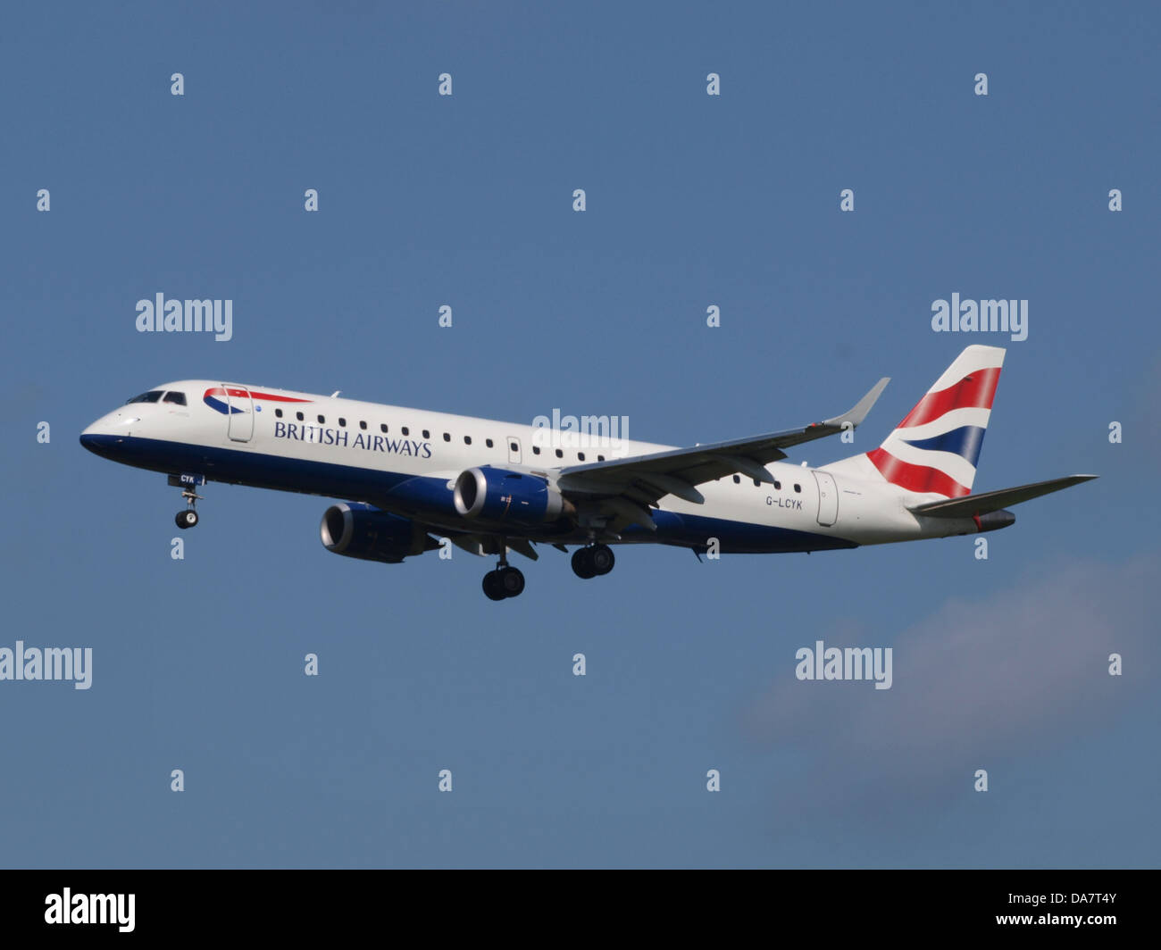 G-LCYK, un Embraer 190 della British Airways, atterra all'aeroporto Schiphol di Amsterdam. L'Embraer 190 è un jet regionale, noto per la sua efficienza nei voli a corto e medio raggio. Schiphol è uno degli aeroporti internazionali più trafficati d'Europa. Foto Stock
