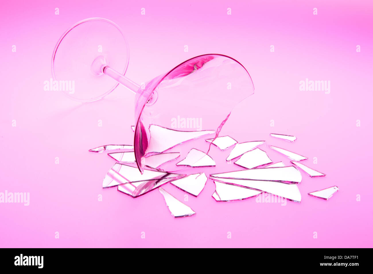 Concetto foto di rapporti interrotti con martini rotto il vetro e lo Specchio infranto shot sul tavolo luminoso con luce rossa Foto Stock