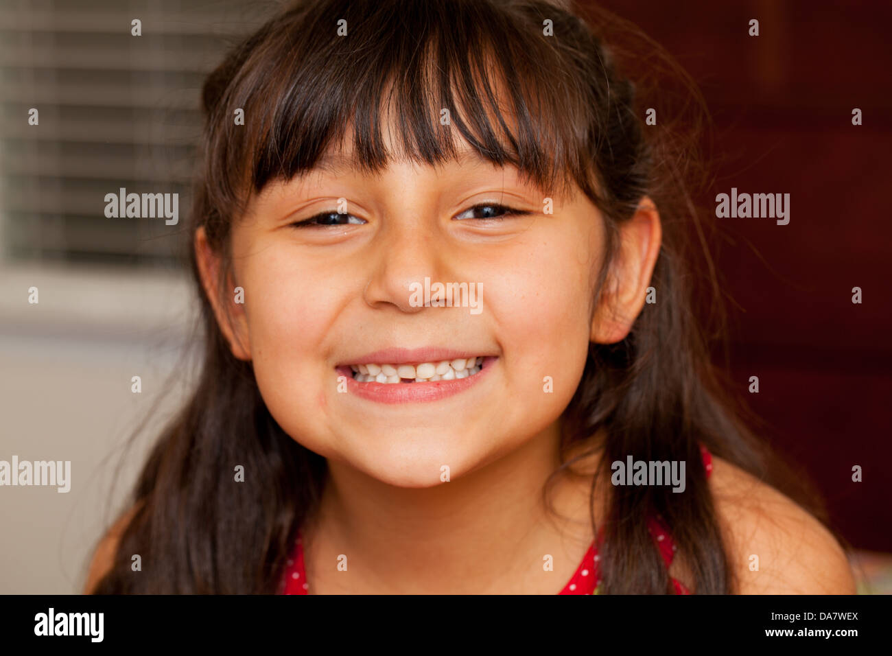 Carino bambina che è entusiasta di perdere il suo primo dente Foto Stock