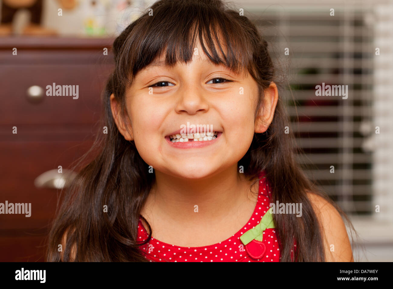Carino bambina che è entusiasta di perdere il suo primo dente Foto Stock