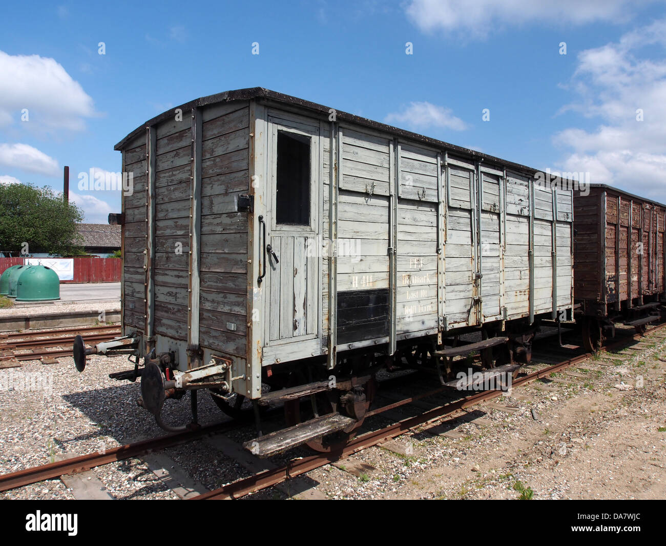 Questa immagine raffigura il Mariager-Handest Veteranjernbane, una carrozza ferroviaria danese d'epoca dei primi anni del XX secolo. La carrozza, numerata -019, fa parte della ferrovia storica conservata utilizzata per esposizioni pubbliche e turismo, offrendo uno sguardo sulla storia ferroviaria della Danimarca. Foto Stock