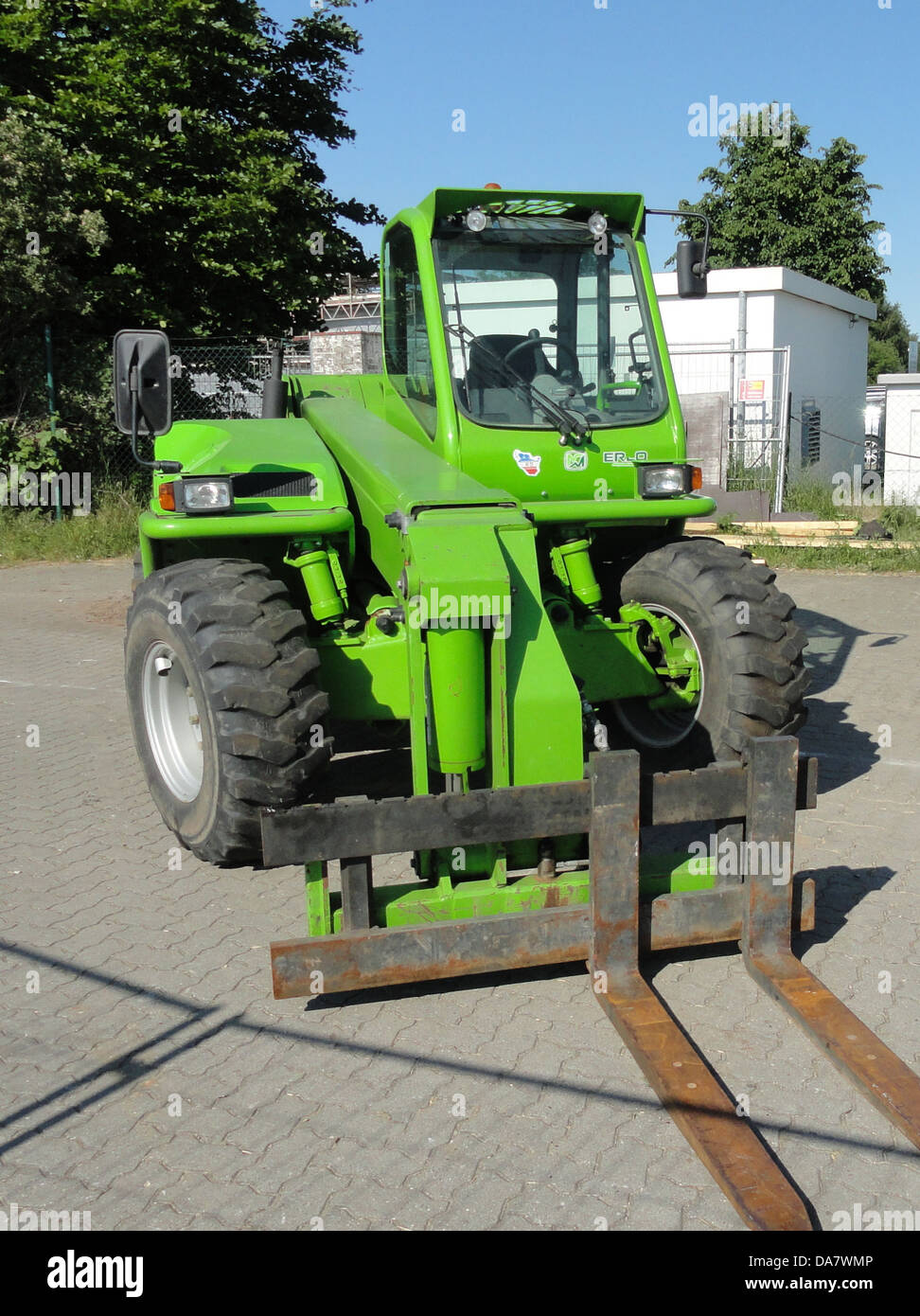 Questa immagine mostra il movimentatore telescopico panoramico MERLO, un versatile macchinario utilizzato nell'edilizia e nell'agricoltura. Il design esclusivo del movimentatore consente un'eccezionale manovrabilità e capacità di sollevamento in vari ambienti di lavoro. Foto Stock