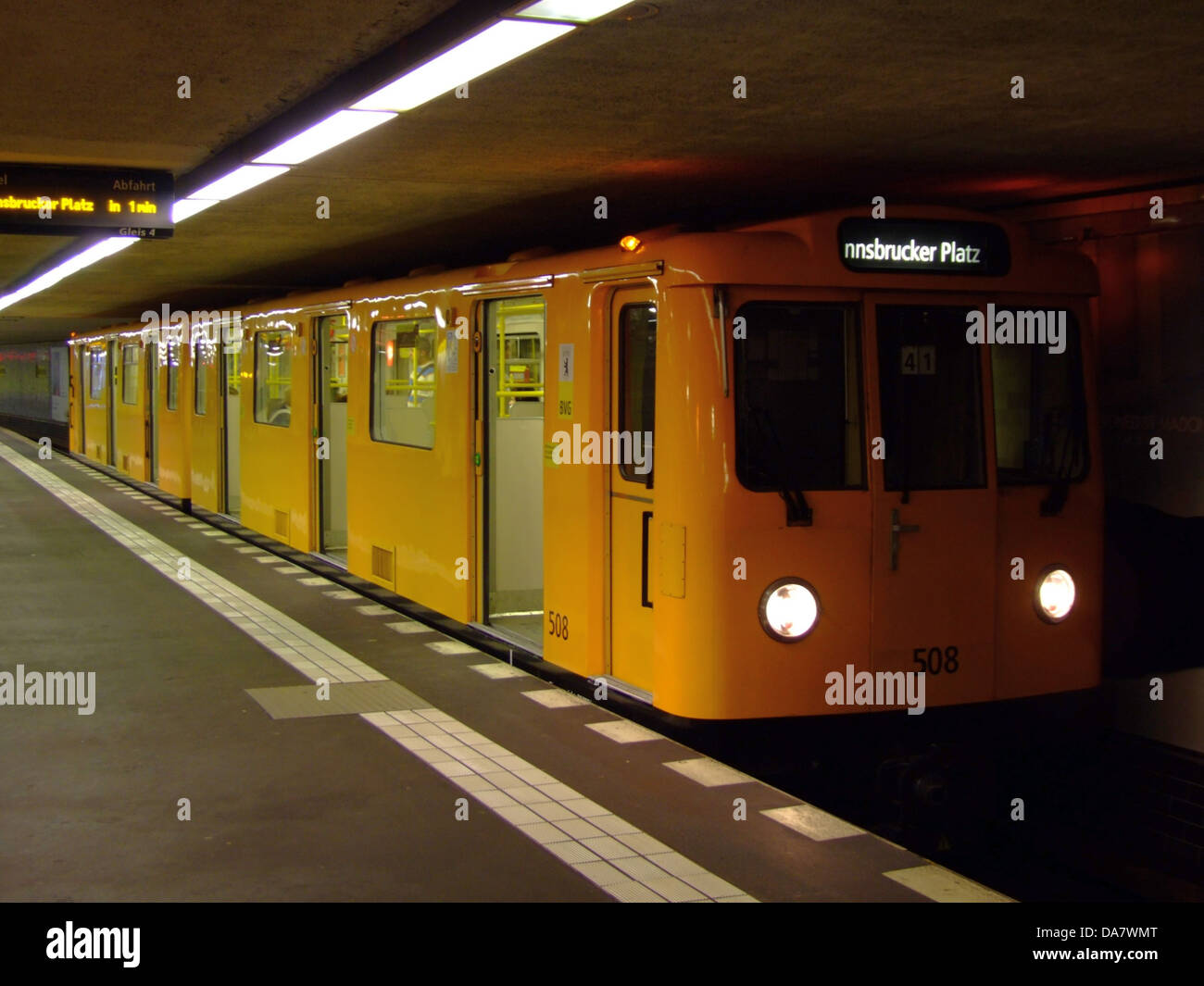 Una fotografia o un'opera d'arte della Metro 508 di Berlino, che riflette il paesaggio urbano e industriale della città. L'immagine può concentrarsi sui trasporti, sulle infrastrutture pubbliche e sull'ambiente urbano vivace di Berlino. Foto Stock