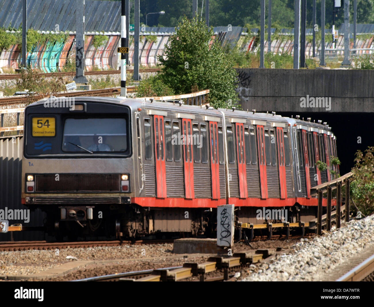 Una fotografia di un treno della metropolitana di Amsterdam, in particolare l'auto 1A, sulla linea 54 in direzione della stazione centrale. Questa immagine cattura il moderno sistema di trasporto di Amsterdam, mostrando il tragitto quotidiano e le infrastrutture di transito urbano. Foto Stock