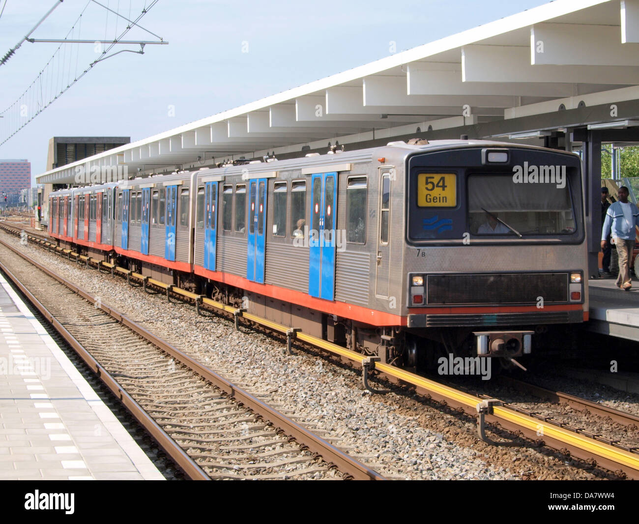 La linea 54 della metropolitana di Amsterdam, gestita dall'auto 7B, viaggia verso Gein, collegando vari quartieri della città. Questo servizio di trasporto è una parte essenziale del sistema di trasporto pubblico di Amsterdam, che offre viaggi efficienti attraverso le aree urbane. Foto Stock
