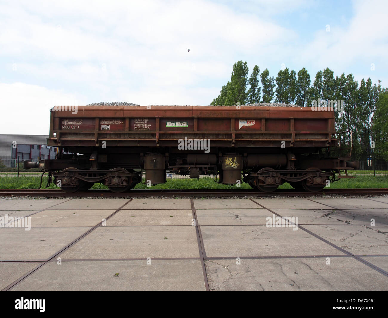 Il vagone ferroviario On Rail GmbH, numero 1217, fa parte di una flotta gestita da On Rail, un operatore ferroviario privato in Europa. Il carro è progettato per il trasporto merci, contribuendo a un efficiente movimento merci attraverso la rete ferroviaria europea. Si tratta di un componente chiave nelle operazioni logistiche, che collega i settori attraverso il trasporto su rotaia. Foto Stock