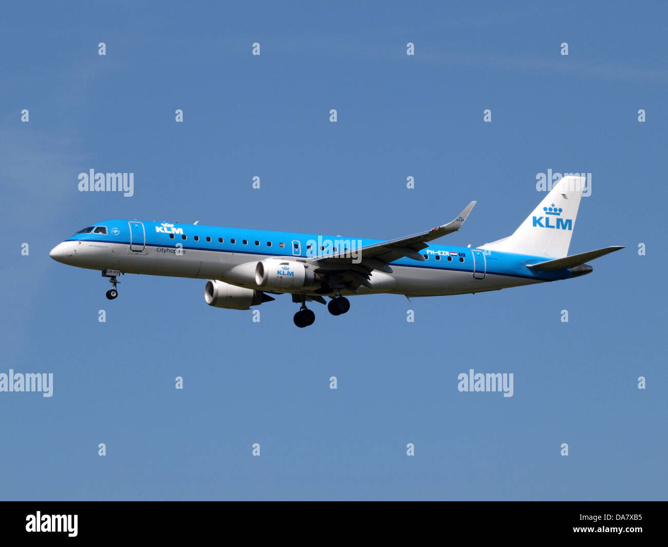 Il PH-EZR KLM Cityhopper Embraer ERJ-190STD, parte della flotta regionale di KLM, è visto atterrare all’aeroporto di Schiphol. Questo velivolo è utilizzato per rotte a corto e medio raggio in tutta Europa. Foto Stock