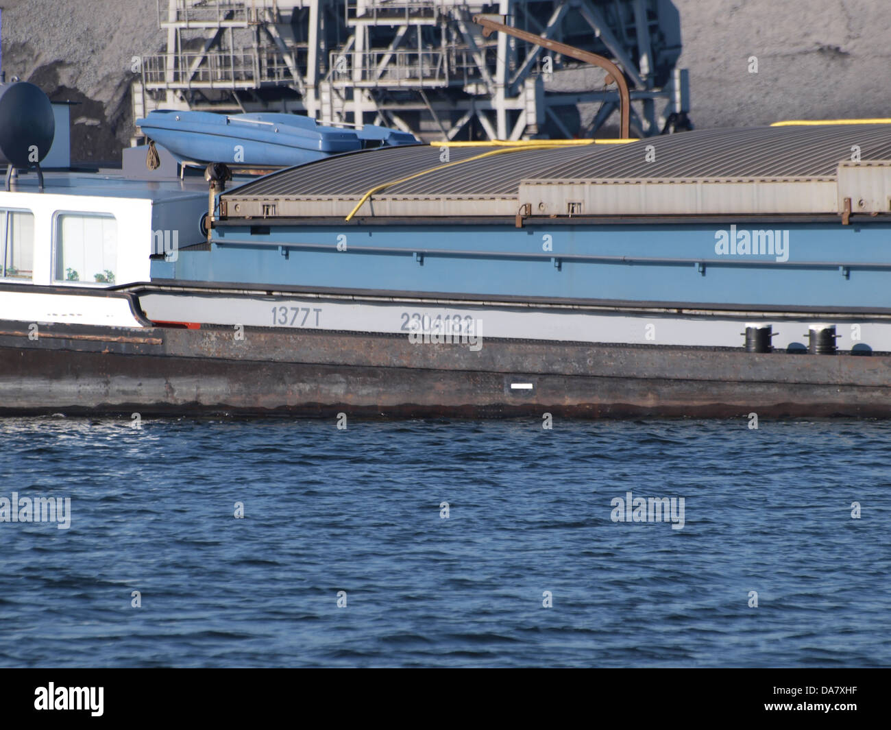 Il RAM, con numero di registrazione ENI 02304182 2, è un aeromobile che faceva parte di una flotta utilizzata per indagini industriali e ambientali. Il ruolo dell'aeromobile nella mappatura e nella ricerca scientifica è stato cruciale per vari studi geologici e valutazioni ambientali. Foto Stock