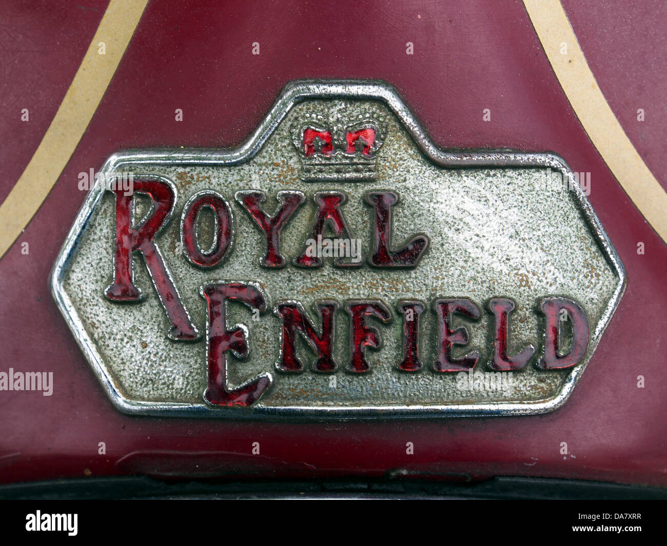 Il logo Royal Enfield è ben visibile sul lato di una motocicletta, a simboleggiare l'iconico marchio motociclistico britannico. Note per il suo design classico e le prestazioni affidabili, le moto Royal Enfield sono diventate un simbolo di avventura e tradizione in tutto il mondo. Foto Stock
