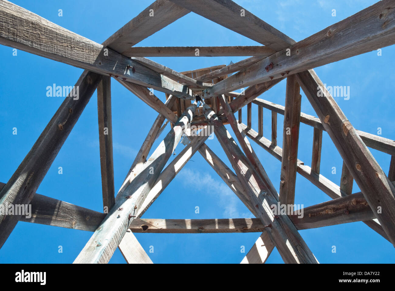 Un vecchio mulino a vento dispone di affascinanti forme geometriche quando visto dal di sotto. Foto Stock