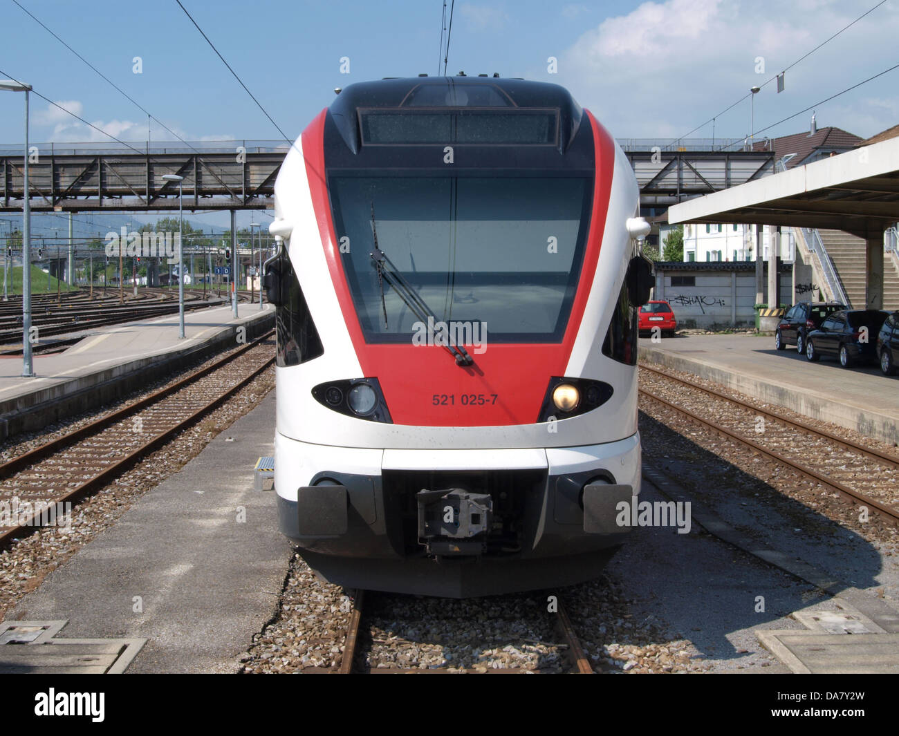 FFS CFF FFS 521 025-7 è una locomotiva elettrica svizzera che opera sulla rete delle Ferrovie federali svizzere. È uno dei treni moderni utilizzati per vari servizi passeggeri in tutta la Svizzera, noto per la sua affidabilità ed efficienza nei sistemi di trasporto svizzeri. Foto Stock