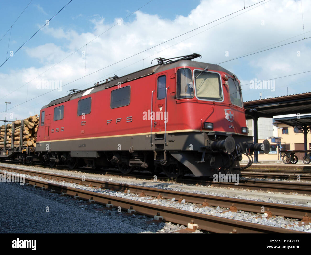 Una foto del treno svizzero FFS 11322, scattata in Svizzera, che mostra il design elegante e l'ingegneria della locomotiva delle Ferrovie federali Svizzere. Foto Stock