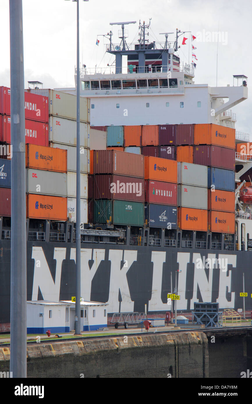 NYK Line nave nel Canale di Panama con contenitori impilati sul ponte. Foto Stock