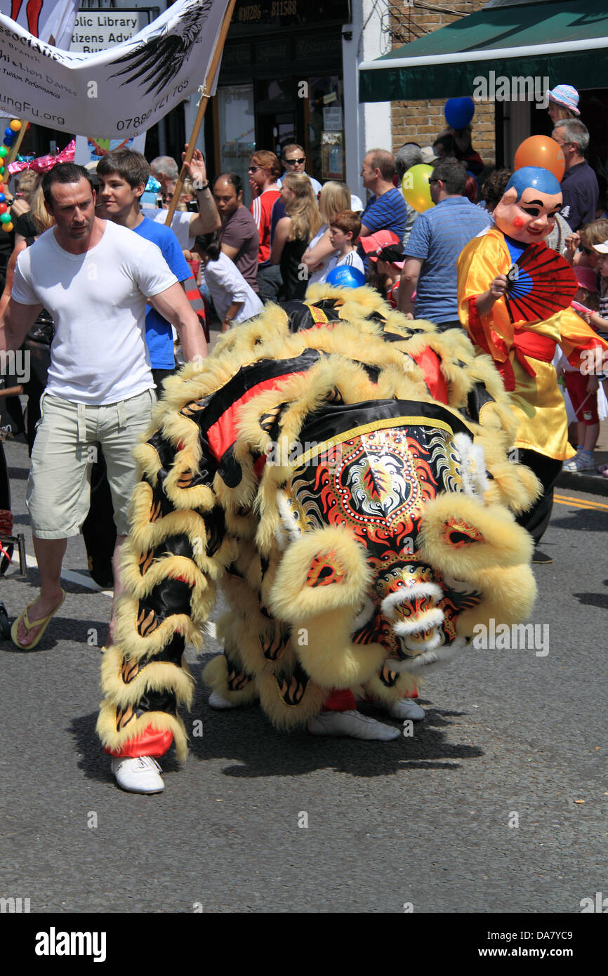 Mondo Eagle Claw Kung Fu cinese associazione danza leone, 'Musicals' themed gran processione, Fleet & District Carnevale, 6 giugno 2013. Fleet, Hampshire, Inghilterra, Gran Bretagna, Regno Unito, Gran Bretagna, Europa Foto Stock