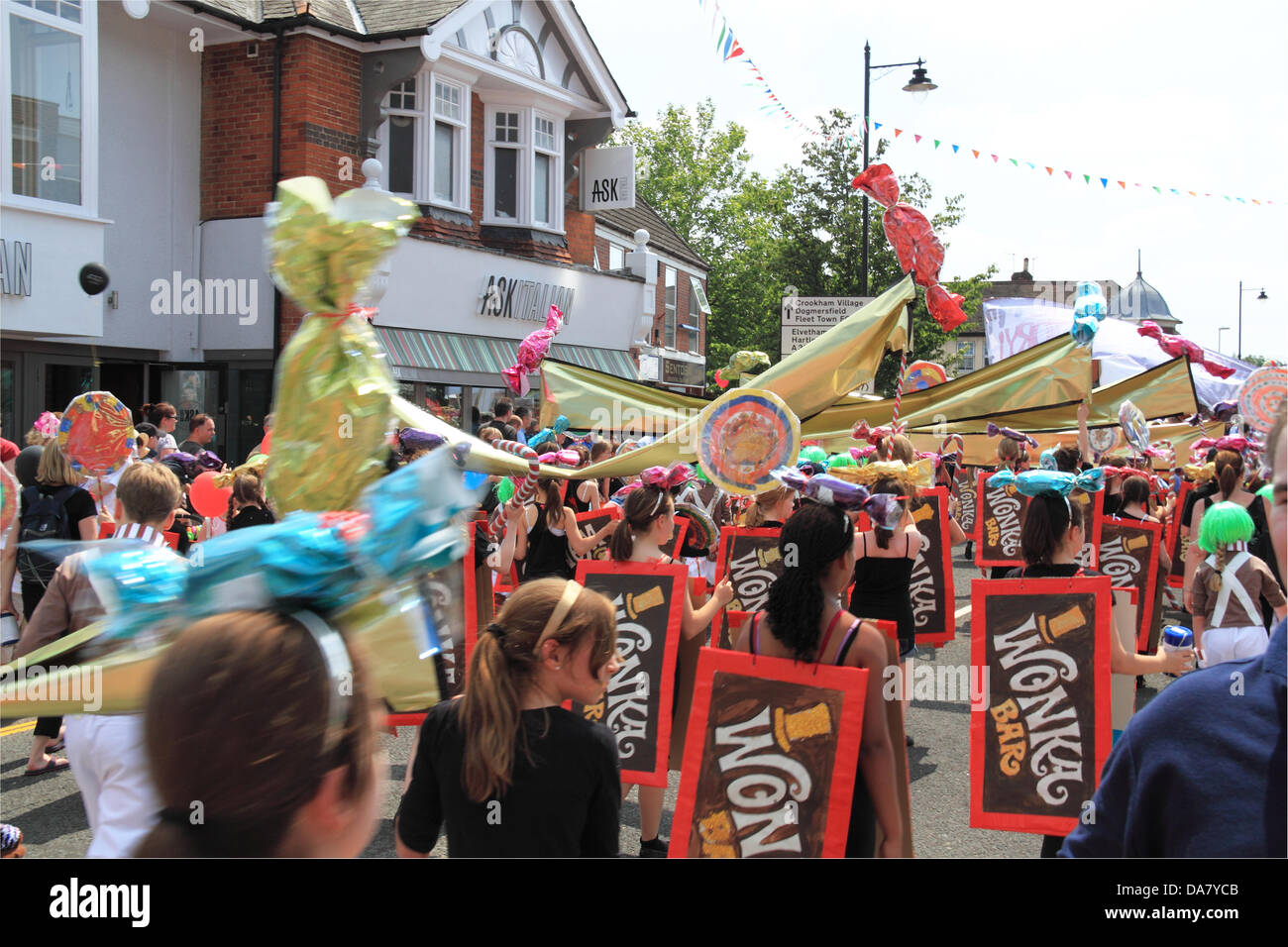 Willy Wonka e la Fabbrica di Cioccolato, 'Musicals' themed gran  processione, Fleet & District Carnevale, 6 giugno 2013. Fleet, Hampshire,  Inghilterra, Gran Bretagna, Regno Unito, Gran Bretagna, Europa Foto stock -  Alamy