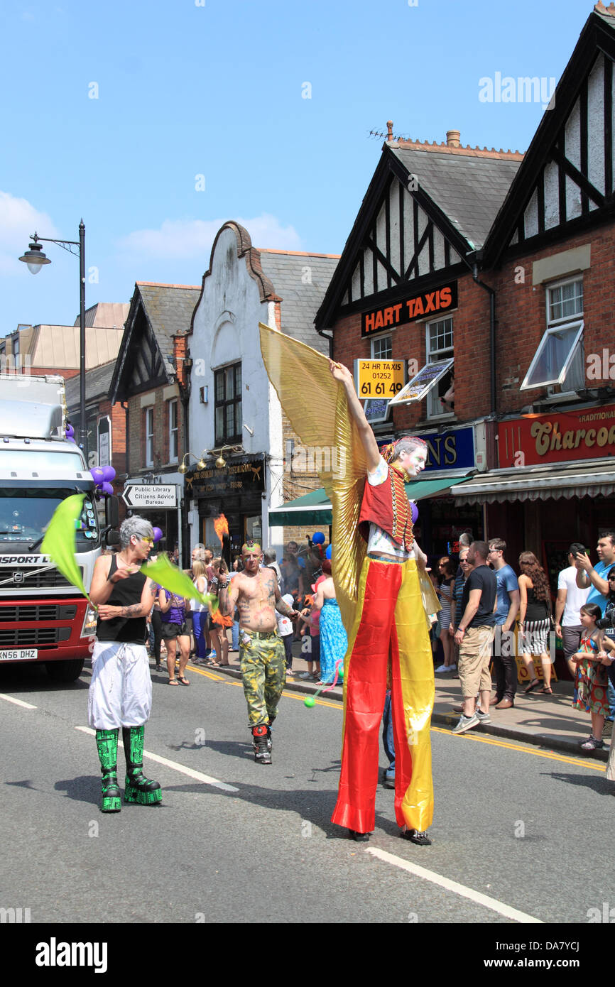 Stiltwalker, 'Musicals' themed gran processione, Fleet & District Carnevale, 6 giugno 2013. Fleet, Hampshire, Inghilterra, Gran Bretagna, Regno Unito, Gran Bretagna, Europa Foto Stock