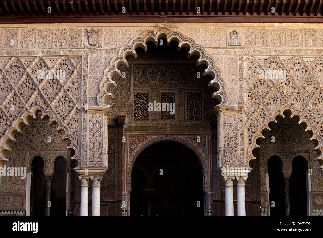 Patio de las Doncellas (Cortile dei Maiden) stile mudéjar dettagli, palazzo di Alcazar di Siviglia, in Andalusia, Spagna. Foto Stock
