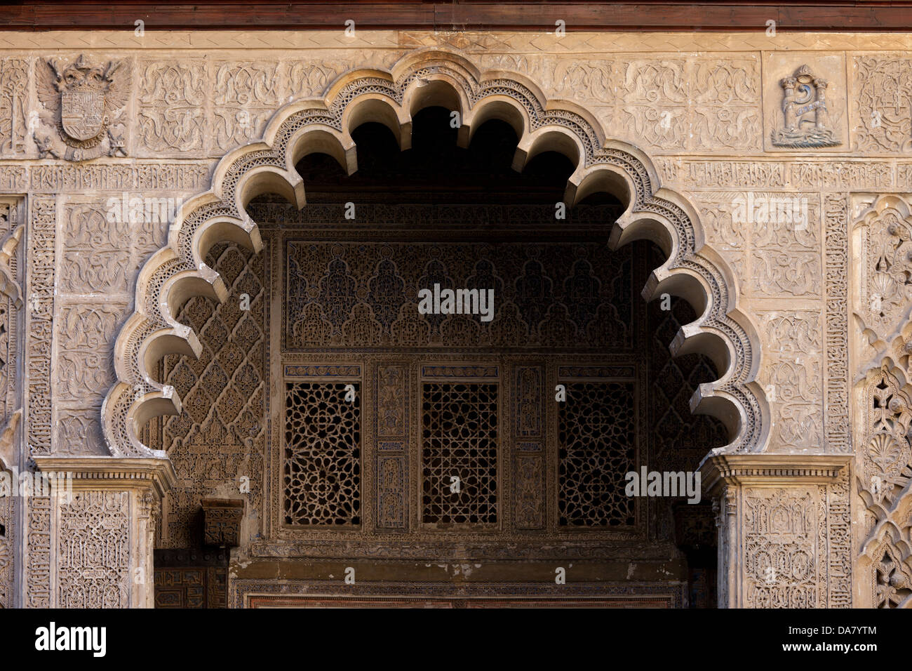 Stile mudéjar arch nel Patio de las Doncellas (Cortile dei Maiden), il palazzo di Alcazar di Siviglia, in Andalusia, Spagna. Foto Stock