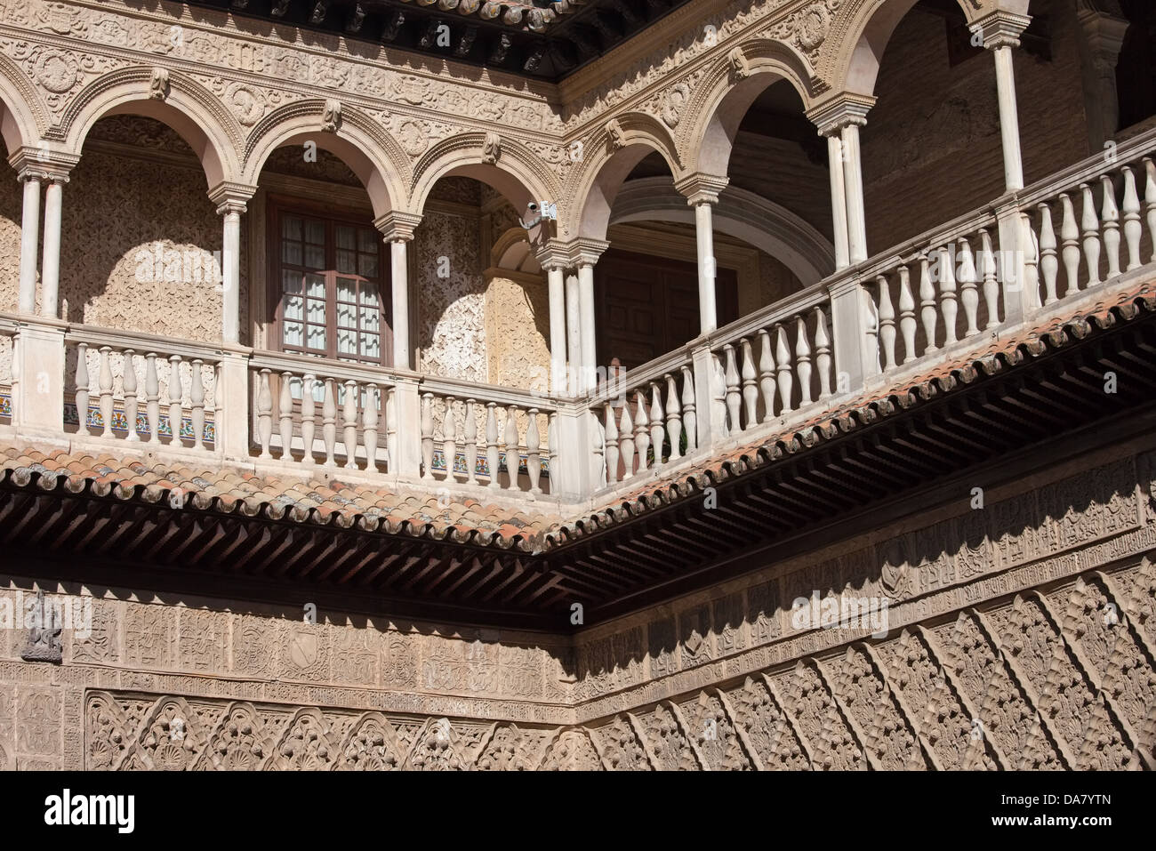 Cortile delle fanciulle, Rinascimento italiano con stile mudéjar lavori in gesso nel palazzo di Alcazar di Siviglia, in Andalusia, Spagna. Foto Stock