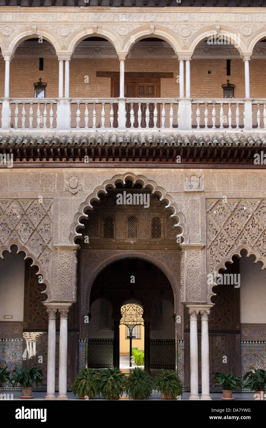 Cortile delle fanciulle (Patio de las Doncellas) nel palazzo di Alcazar di Siviglia, in Andalusia, Spagna. Foto Stock