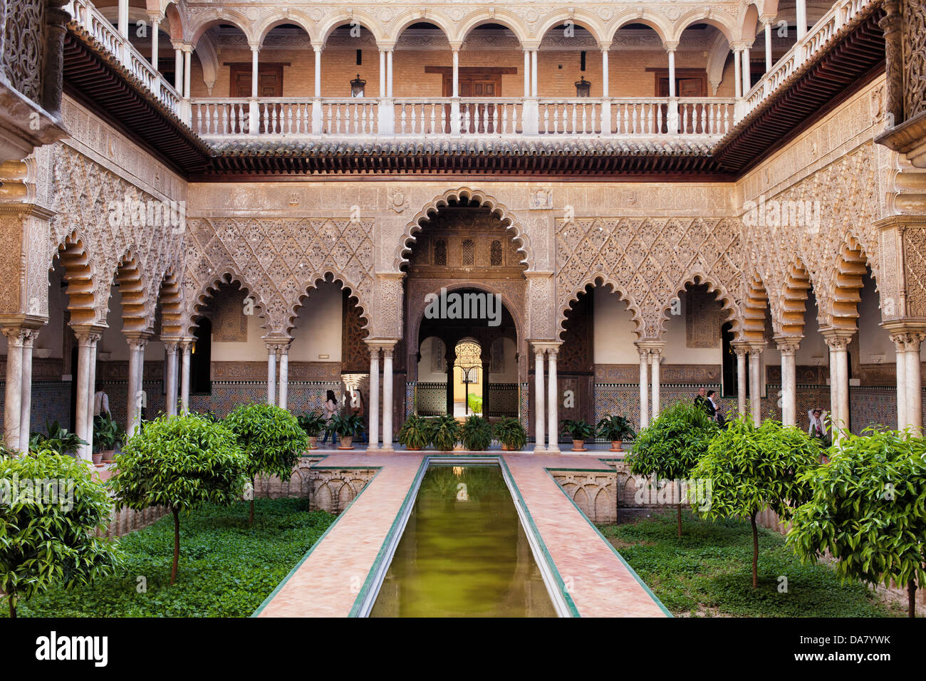 Il cortile delle fanciulle (Patio de las Doncellas) nel palazzo di Alcazar di Siviglia, in Andalusia, Spagna. Foto Stock