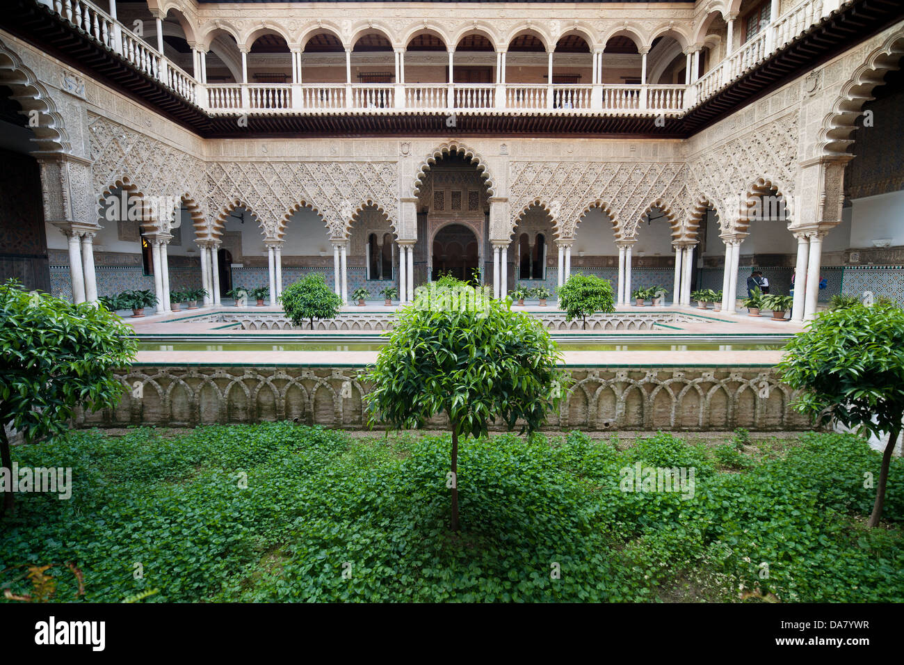 Cortile delle fanciulle (Patio de las Doncellas) nel palazzo di Alcazar di Siviglia, in Andalusia, Spagna. Foto Stock