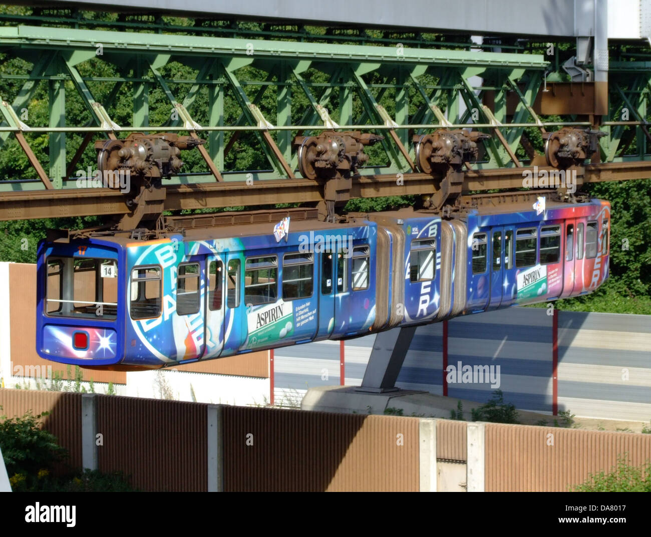 La Wuppertal Suspension Railway, nota come Swebebahn, è stata catturata in questa immagine del 1917, che mostra il sistema ferroviario sopraelevato che corre sopra la città di Wuppertal, in Germania. La fotografia storica mostra il design unico del sistema di trasporto, che è stata la prima monorotaia sospesa al mondo. Foto Stock
