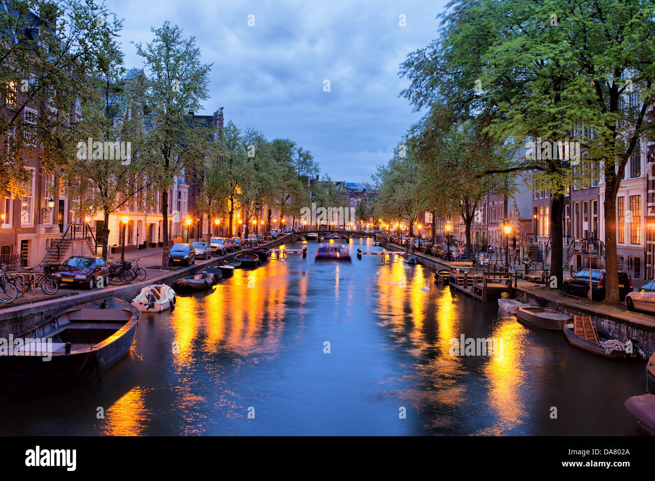 Serata tranquilla dal canale nella città di Amsterdam, Paesi Bassi, North Holland. Foto Stock