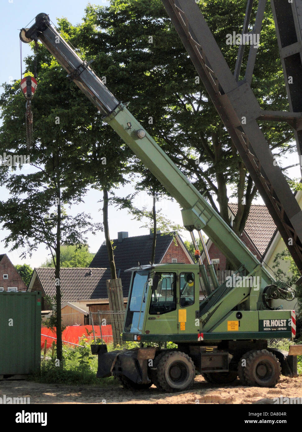 L'immagine "Telesco Crane FR Holst" raffigura una grande gru industriale in azione, potenzialmente in cantiere o cantiere navale. La gru presenta una progettazione e un design avanzati utilizzati nelle operazioni di sollevamento pesante in ambienti industriali. Foto Stock